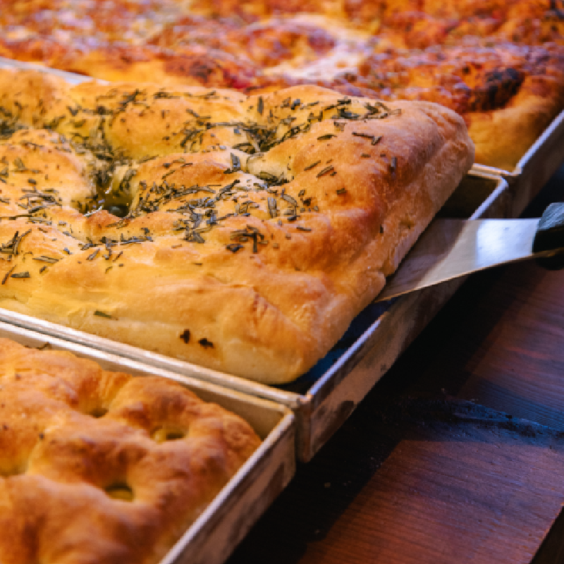 Focaccia italiana recien horneada con romero y aceite de oliva
